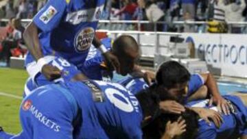 <b>EXPLOSIÓN AZUL. </b>Pedro Ríos, Boateng, Mario, Marcano y Parejo forman una piña tras conseguir el 1-0.