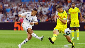 Soccer Football - Ligue 1 - Olympique de Marseille v Nantes - Orange Velodrome, Marseille, France - August 20, 2022 Olympique de Marseille's Alexis Sanchez in action with Nantes' Andrei Girotto REUTERS/Eric Gaillard