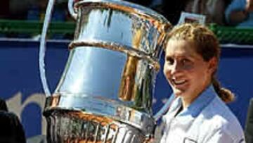 <b>TÍTULO 53</B> Monica Seles ha ganado 53 títulos en su carrera, pero probablemente en ninguno haya recibido un trofeo como el del Open de Madrid.