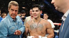 Ryan García (derecha) junto a su entrenador Joe Goossen después de un combate.