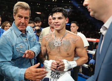 Ryan García (derecha) junto a su entrenador Joe Goossen después de un combate.