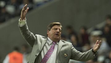 Miguel Herrera le 'pinta' el dedo a la afición de Monterrey