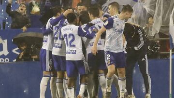 Los jugadores del Zaragoza celebran el gol de Puado contra el Numancia.