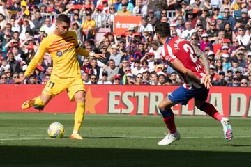 Y al filo del descanso... emerge Ferran Torres. Le entregó Raphinha el pase atrás al delantero azulgrana, el cual levantó la mirada, oteó el horizonte, y se sacó un disparo ajustado al palo largo.