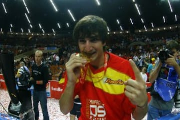 Ricky Rubio muerde la medalla de oro conseguida en el Eurobasket de Polonia 2009.