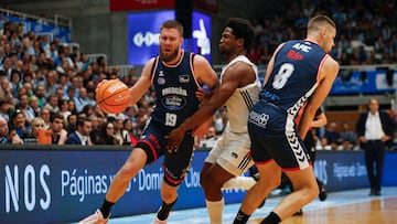 LUGO, 11/05/2025.-El jugador del Río Breogán D. Mavra (i),durante el partido de la jornada 31 de la Liga Endesa entre el Río Breogán y el Real Madrid, este domingo en el Pazo Provincial Dos Deportes de Lugo.-EFE/ Eliseo Trigo