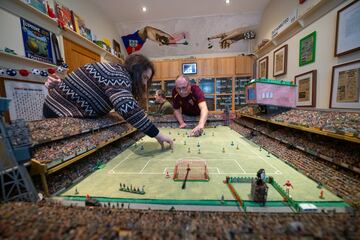 Unos aficionados al Subbuteo juegan en una maqueta hecha a mano en el domicilio de Stephen Morton en Essex, Inglaterra. La casa est¨¢ llena de objetos relacionados con el Subbuteo que el mismo Morton ha creado y recopilado. Todos los a?os por estas fechas abre sus puertas para que los fan¨¢ticos del f¨²tbol de mesa puedan disfrutar de su afici¨®n favorita.
