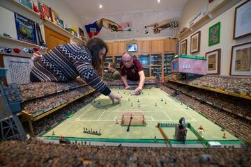 Unos aficionados al Subbuteo juegan en una maqueta hecha a mano en el domicilio de Stephen Morton en Essex, Inglaterra. La casa está llena de objetos relacionados con el Subbuteo que el mismo Morton ha creado y recopilado. Todos los años por estas fechas abre sus puertas para que los fanáticos del fútbol de mesa puedan disfrutar de su afición favorita.