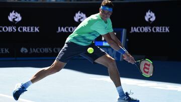 Milos Raonic devuelve una bola ante Gilles Muller durante el encuentro de segunda ronda que ambos disputaron en el Australia Open.