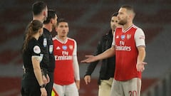 Soccer Football - Premier League - Arsenal v Leicester City - Emirates Stadium, London, Britain - July 7, 2020  Arsenal&#039;s Shkodran Mustafi talks to referee Chris Kavanagh after the match, as play resumes behind closed doors following the outbreak of 