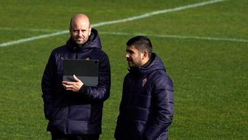 17/01/23  SPORTING DE GIJON  ENTRENAMIENTO 
MAREO RAMIREZ DIRIGIENDO SU PRIMER ENTRENAMIENTO JUNTO A SU SEGUNDO LUIS PIEDRAHITA