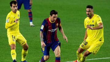 GRAF1845. BARCELONA, 27/09/2020.- El delantero del FC Barcelona Leo Messi (c) escapa entre Iborra (d) y Trigueros, ambos del Villarreal, durante el partido de la tercera jornada de Liga en Primera División disputado esta noche en el estadio Camp No
