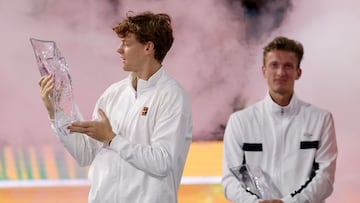MIAMI GARDENS, FLORIDA - MARCH 29: Jannik Sinner of Italy celebrates with the Butch Buchholz Trophy after defeating Jiri Lehecka of Czechia during the Men's Singles Final of the Miami Open Presented by Itau at Hard Rock Stadium on March 29, 2026 in Miami Gardens, Florida. Matthew Stockman/Getty Images/AFP (Photo by MATTHEW STOCKMAN / GETTY IMAGES NORTH AMERICA / Getty Images via AFP)
