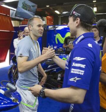 Andrés Iniesta visita los boxes de Yamaha y Honda