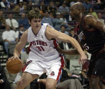 El nombre de Darko Milicic en la NBA siempre será recordado por haber sido elegido segundo en el Draft de 2003, por delante de jugadores como Dwyane Wade, Chris Bosh y Carmelo Anthony, y solo por detrás de LeBron James. Pero el serbio batió varios récords de precocidad en la mejor liga del mundo. Es el extranjero más joven en debutar, el más novel en jugar unas Finales, y también el campeón de la NBA más joven de su historia. Con tan solo 18 años y 361 días, Milicic ganó el anillo con los Pistons en una temporada en la que solo anotó 48 puntos.