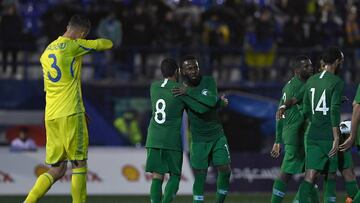 Al Shehri (Legan&eacute;s) con el dorsal 8, celebra el tanto de Al Mowalad (Levante) contra Ucrania.