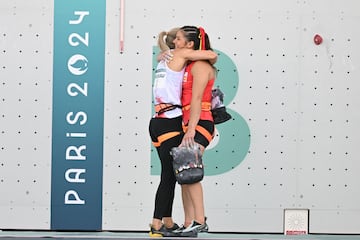 Leslie Romero se abraza con Aleksandra Miroslaw tras su carrera. 