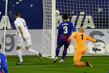Benzema anotó el 0-1 en el minuto 5.