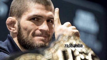 Khabib Nurmagomedov hace el gesto del n&uacute;mero 1 junto al cintur&oacute;n del peso ligero de la UFC.