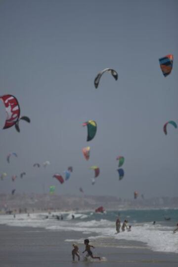 El kitesurf inunda Tarifa