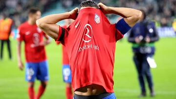Glasgow (United Kingdom), 25/10/2023.- Atletico captain Koke takes off his shirt as he walks off after the UEFA Champions League Group E match between Celtic Glasgow and Atletico Madrid in Glasgow, Britain, 25 October 2023. (Liga de Campeones, Reino Unido) EFE/EPA/ROBERT PERRY