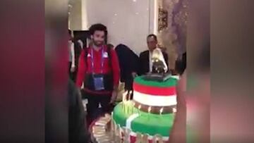 El pastel de cumpleaños de Salah con la bota de oro