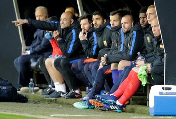 Banquillo del Barcelona. Messi, Luis Suárez, Jordi Alba y Umtiti.