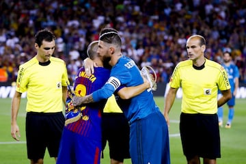 Saludo de los capitanes Andrés Iniesta y Sergio Ramos.