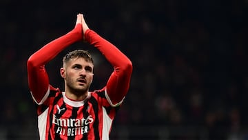 AC Milan's Mexican forward #07 Santiago Gimenez celebrates after scoring his team's first goal during the UEFA Champions League knockout round play-off second leg football match between AC Milan and Feyenoord at San Siro stadium in Milan, on February 18, 2025. (Photo by Piero CRUCIATTI / AFP)