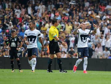 Un golazo del chileno Nicolás Castillo guió a los Pumas a la victoria de 1-0 ante el Pachuca en el estreno de ambos equipos en el Apertura 2017 de la Liga MX. El ariete de la Selección Chilena marcó de tiro libre para levantar de sus asientos al público en Ciudad Universitaria. Los Tuzos no pudieron contar con su fichaje estelar, el japonés Keisuke Honda, quien se está recuperando de una lesión, pero sí con el ‘Conejo’ Pérez, quien se convirtió en el jugador con más partidos en la historia de la Liga MX, con 726.