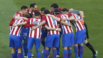 Los jugadores del Atl&eacute;tico hacen pi&ntilde;a.