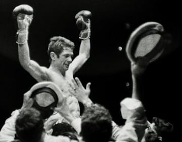 El boxeador Pedro Carrasco, el 'Marinero de los Puños de Oro', retuvo en 1968 el título de campeón de Europa de los ligeros conseguido el año anterior.
Desarrolló buena parte de su carrera pugilística mientras hacía el servicio militar en la Marina y tuvo en sus compañeros marineros a sus más incondicionales seguidores, que celebraban sus victorias arrojando al ring decenas de gorras.  