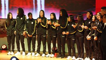 Independiente Santa Fe reveló la nueva camiseta de los planteles femenino y masculino para la temporada 2023. Alfonso Cañón lideró la presentación.