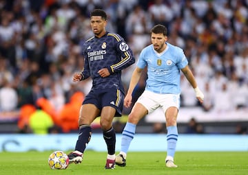 Bellinhgam, vigilado por Ruben Dias, da un pase en el Manchester City-Real Madrid de la vuelta de cuartos de final de la pasada Champions.