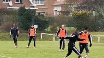<b>ESPIANDO AL RIVAL. </b>AS fue el único testigo del entrenamiento del Anderlecht ayer, que se ejercitó en un campo muy embarrado.