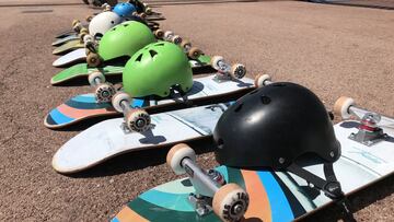 Tablas de skate con cascos en la esplanada del F&ograve;rum de Barcelona.