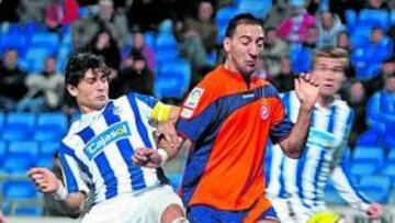 <b>DISPUTA. </b>Jesús Vázquez y Migue pelean por el balón en el césped del Nuevo Colombino.