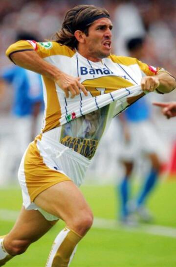 "El Barullo" rápidamente se hizo presente en la cancha. En el Clausura 2004 se coronó campeón goleador con 16 tantos. Fue la última vez que los Pumas tuvieron al máximo anotar de la liga.
