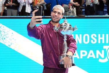 Carlos Alcaraz con el trofeo conseguido en Tokio. 