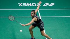 La jugadora española Carolina Marin devuelve el volante durante su partido ante Bing Jiao He en la final del Abierto de Francia.