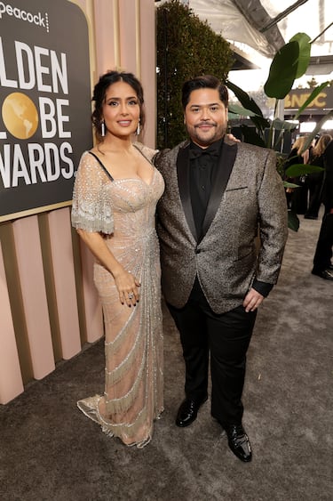 Salma Hayek y Harvey Guillen en la alfombra roja.