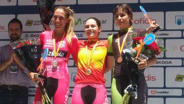 Mavi García, Lourdes Oyarbide y Sheyla Gutiérrez posan en el podio de la contrarreloj en categoría femenina de los Campeonatos de España de Ciclismo en Ruta.