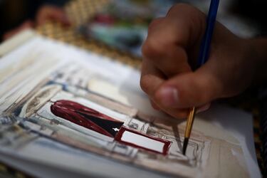 Una persona pinta una imagen de la Basílica de San Pedro mientras el Papa León XIV dirige la oración del Regina Caeli desde el balcón central (Loggia delle Benedizioni), en el Vaticano.