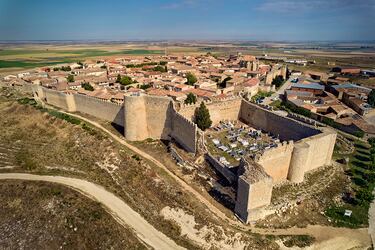 Es una villa de origen medieval que conserva el encanto de su pasado histórico. Rodeada por una muralla del siglo XIII y vigilada por las torres de su antiguo castillo, refleja la importancia que tuvo como enclave fronterizo entre los reinos de Castilla y León. Sus calles empedradas, edificios de piedra y ambiente tranquilo evocan la vida de una villa fortificada de la Edad Media.

A pesar de su antigüedad, Ureña ha sabido unir historia y cultura al convertirse en la primera villa del libro de España. Sus librerías y el Centro e-LEA Miguel Delibes dan vida a un espacio donde la tradición medieval convive con la pasión por la lectura.