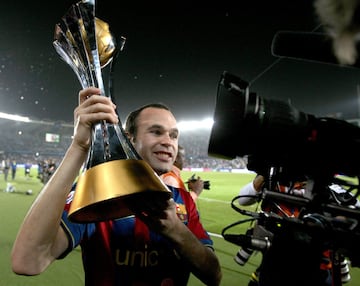 Iniesta consiguió con el FC Barcelona tres Copas del Mundial de Clubes. En la foto, la celebración en 2009.