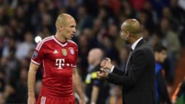Robben y Guardiola charlan durante el partido.