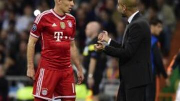 Robben y Guardiola charlan durante el partido.
