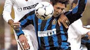 <b>SAMUEL EN ACCIÓN</b>. El central argentino salta sobre un rival del Inter.