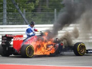 Daniil Kvyat dentro del coche en llamas. 
