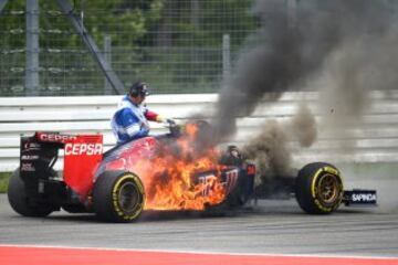 Daniil Kvyat dentro del coche en llamas. 